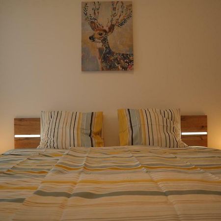 Holiday Apartman With Free Parking 杰尔 外观 照片