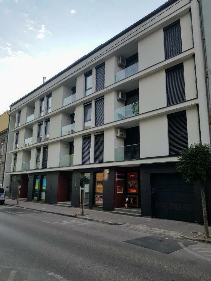 Holiday Apartman With Free Parking 杰尔 外观 照片