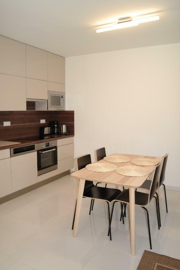 Holiday Apartman With Free Parking 杰尔 外观 照片