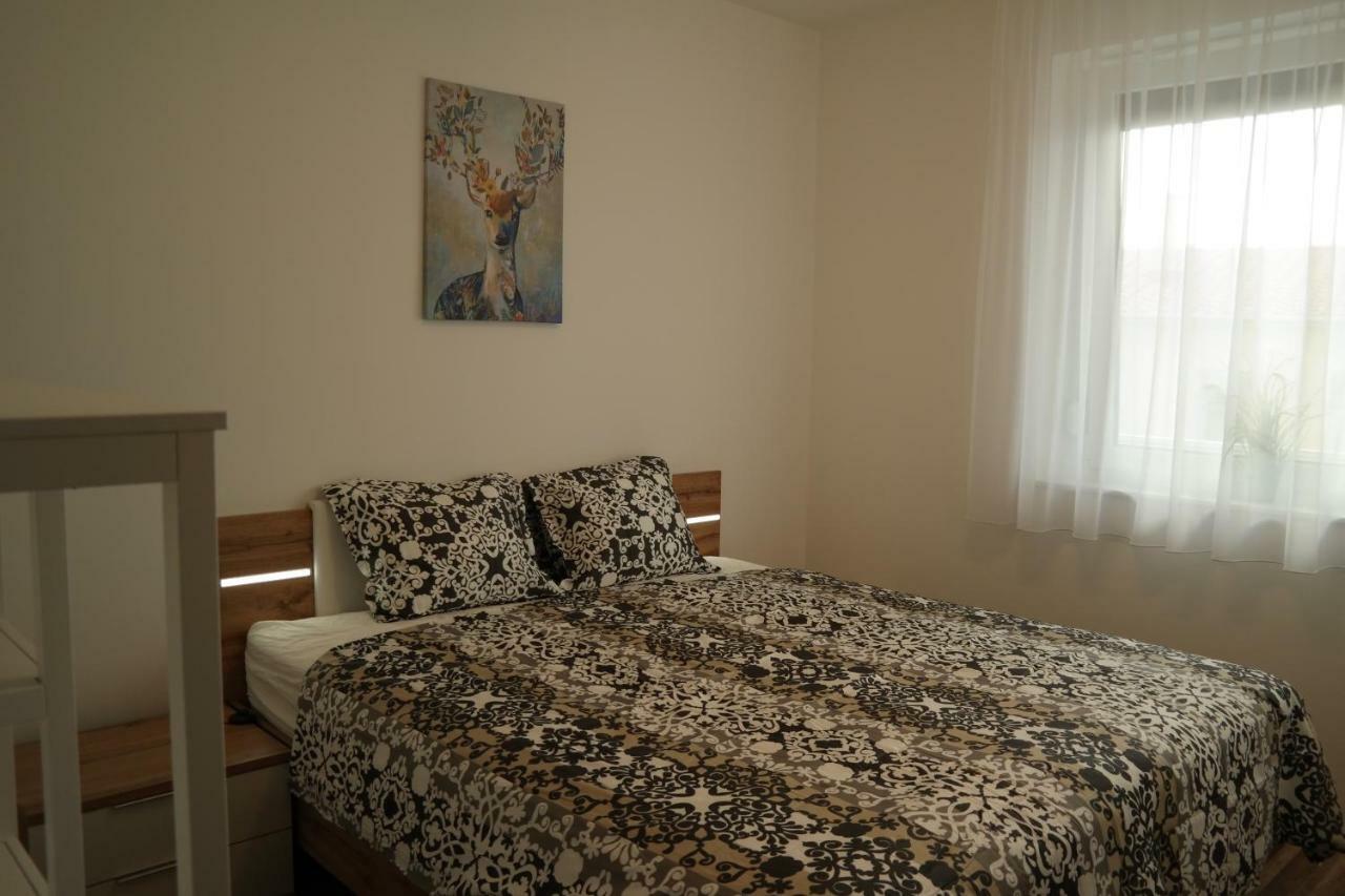 Holiday Apartman With Free Parking 杰尔 外观 照片
