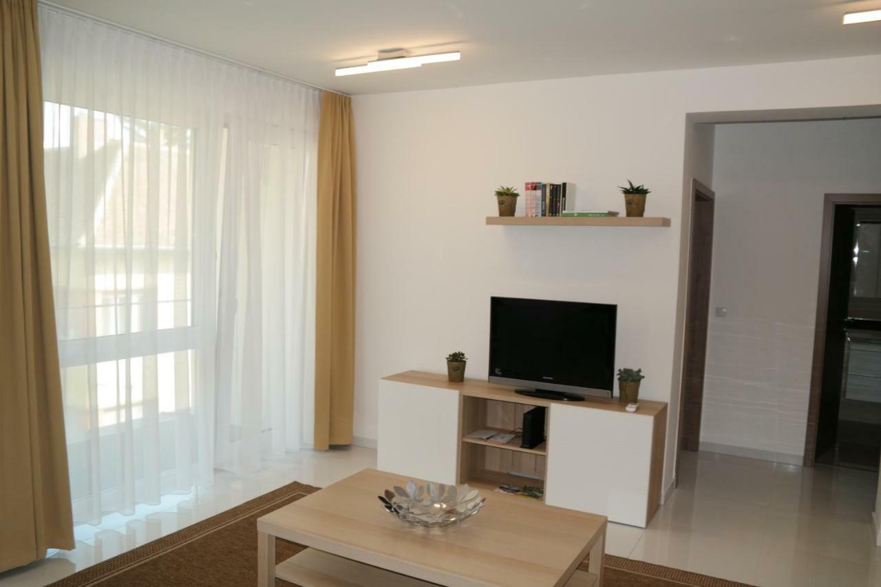 Holiday Apartman With Free Parking 杰尔 外观 照片