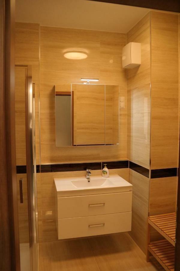 Holiday Apartman With Free Parking 杰尔 外观 照片