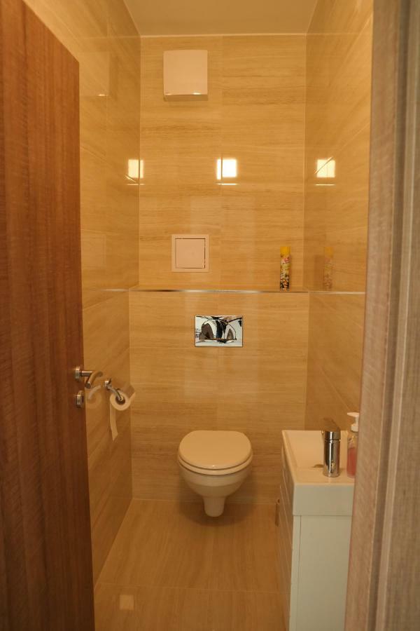 Holiday Apartman With Free Parking 杰尔 外观 照片