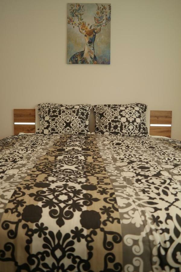 Holiday Apartman With Free Parking 杰尔 外观 照片