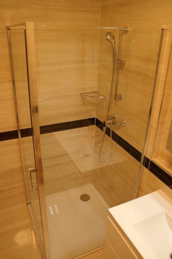 Holiday Apartman With Free Parking 杰尔 外观 照片