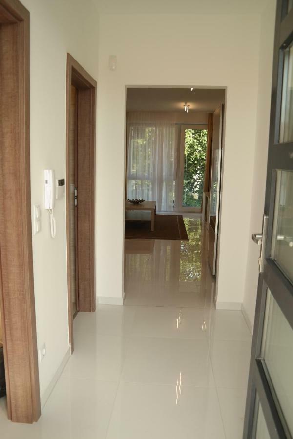 Holiday Apartman With Free Parking 杰尔 外观 照片